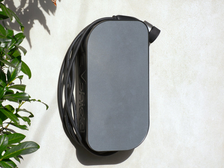 “Wandhouder voor mobiele lader en Type 2 stekker – georganiseerd laden”